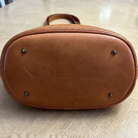 Vintage DOONEY & BOURKE tan canvas tote bag with leather shoulder straps & trim. - Picture 4 of 11